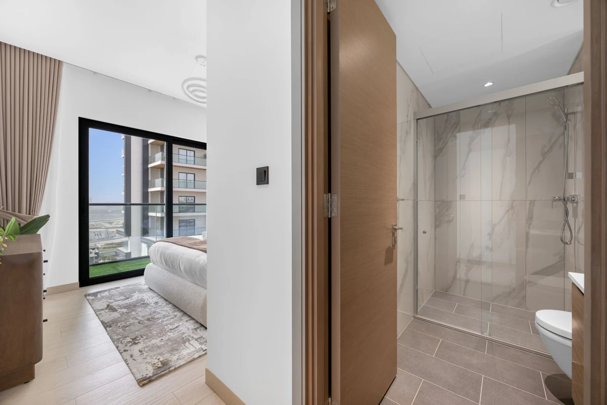 En-suite bathroom with marble shower, Airbnb at Crest Grande, Sobha Hartland