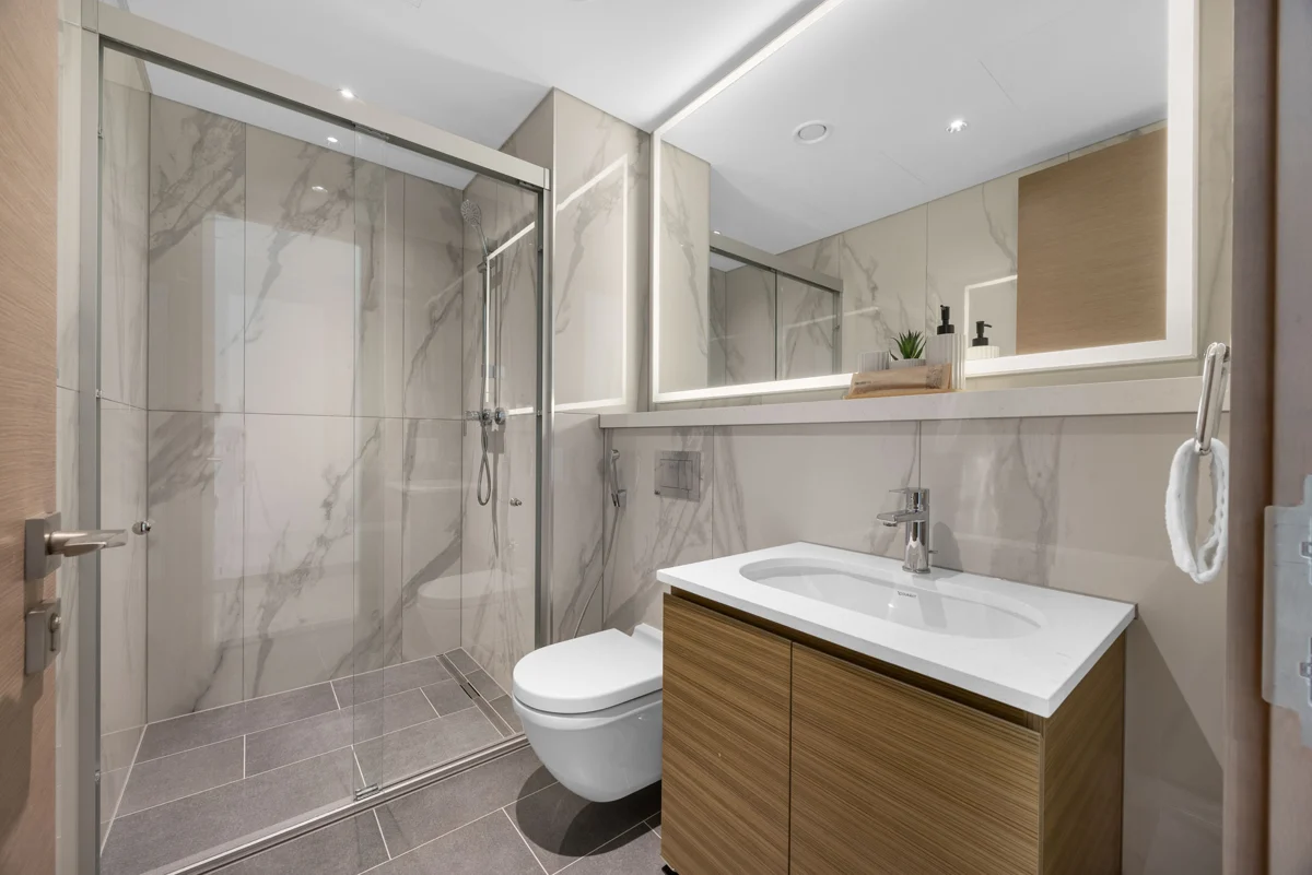 En-suite bathroom with marble shower, Airbnb at Crest Grande, Sobha Hartland