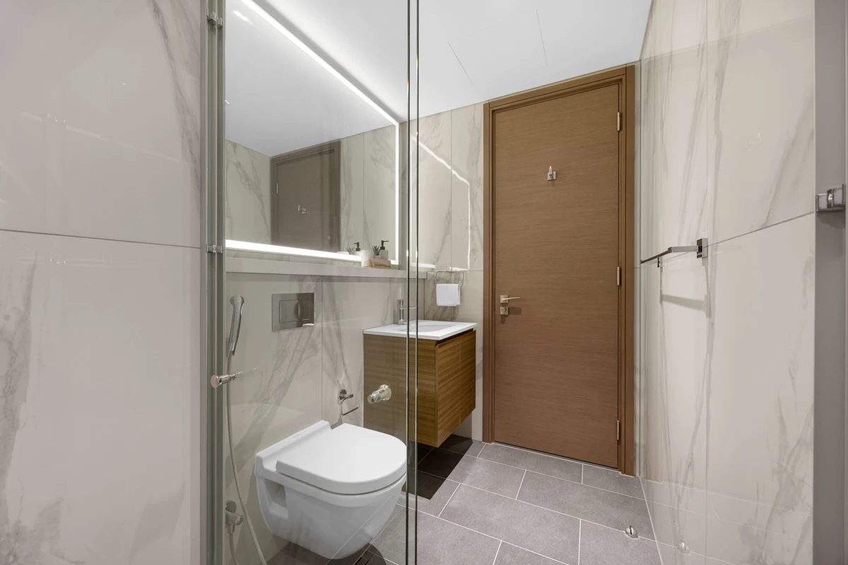 En-suite bathroom with marble shower, Airbnb at Crest Grande, Sobha Hartland