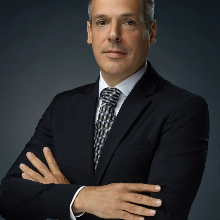 Half-body leadership portrait with arms crossed and a confident smile. Corporate business portrait of a Dubai CEO, photographed at the MRPS studio in Business Bay.
