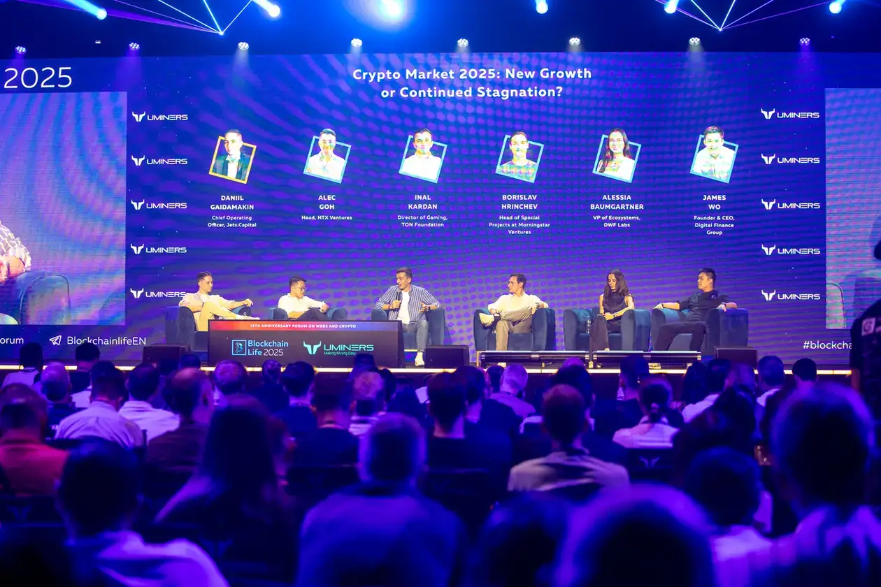 Panel discussion on the main stage about the crypto market. Event photography by MRPS at Blockchain Life 2025, Festival Arena, Dubai.