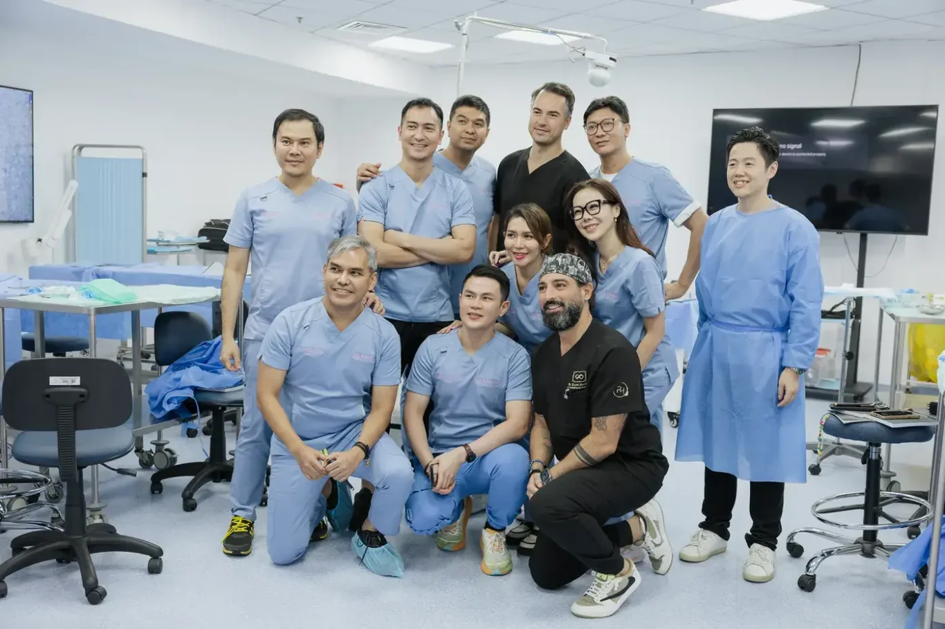 Group photo of faculty and participants in the lab. Event photography by MRPS at the Promoitalia Cadaver Lab medical anatomy course in Dubai.