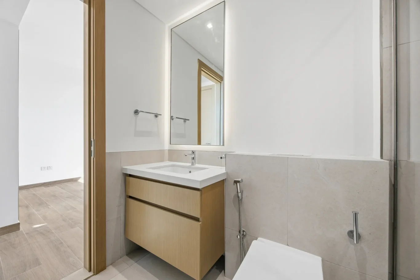 Ensuite bathroom of the second bedroom. Villa photography by MRPS in Dubai for ELITE Property Brokerage.