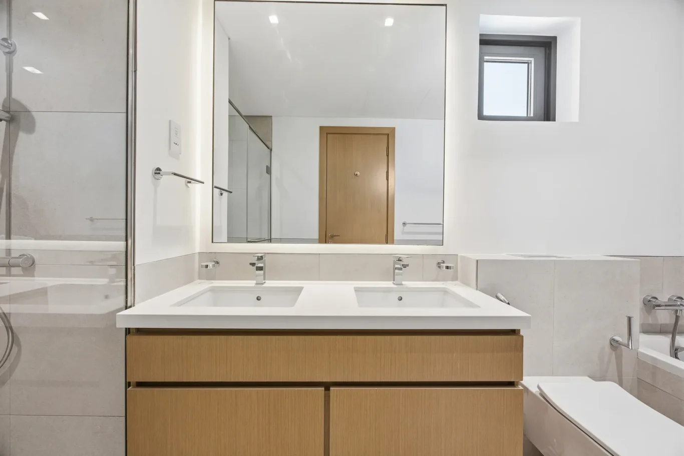 Bathroom with twin sinks and bathtub. Villa photography by MRPS in Dubai for ELITE Property Brokerage.