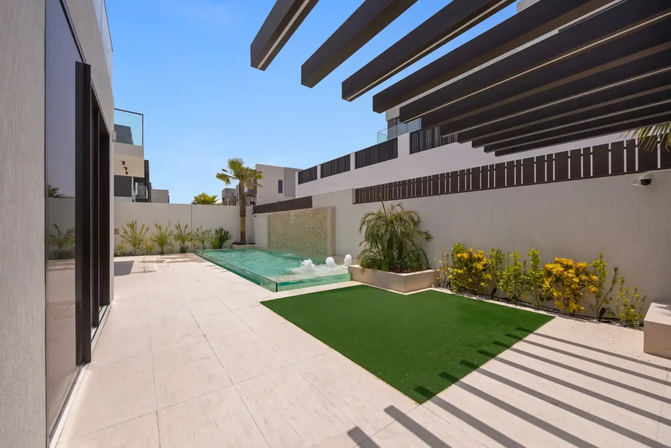 Garden with a lawn, pergola and swimming pool, unfurnished five-bedroom villa in Al Furjan, Dubai.